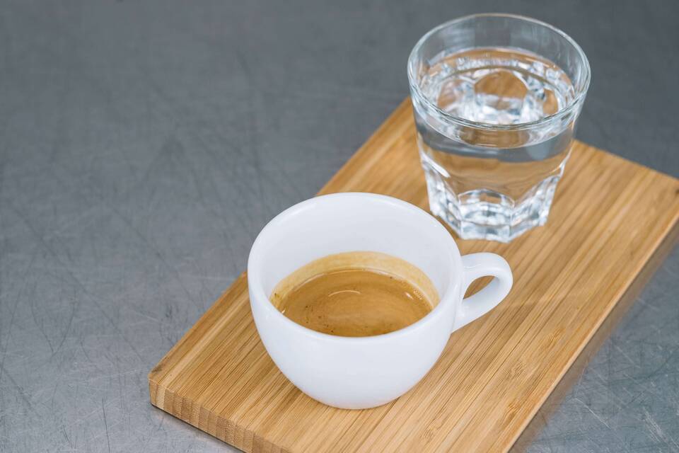 Почему кофе подают с холодной водой